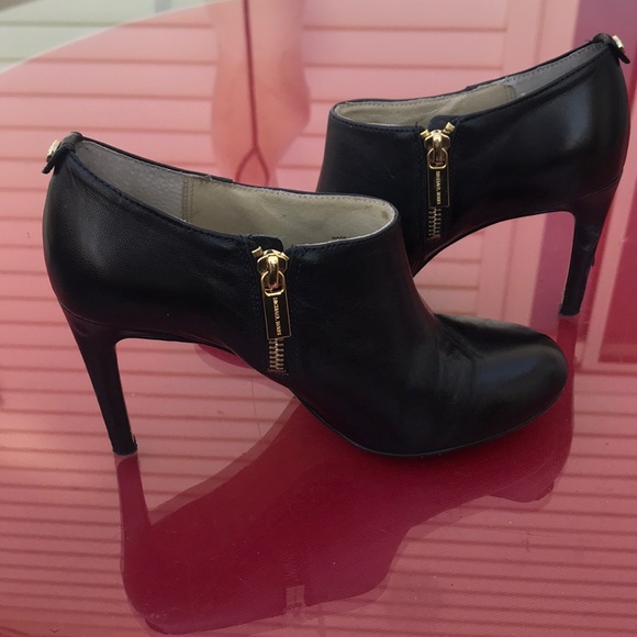 Michael kors black leather bootie size 6.5 - Picture 3 of 8
